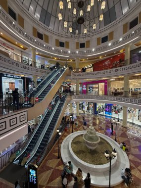 INDORE, INDIA - 12 Ekim 2024 'te görüldüğü gibi Indore, Madhya Pradesh' teki Phoenix Citadel Mall.