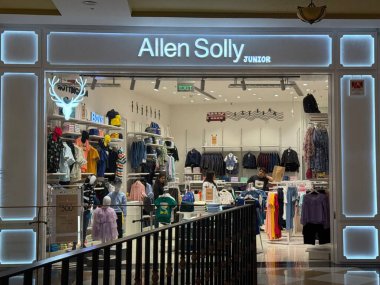 INDORE, INDIA - 12 Ekim 2024 'te Hindistan' ın Madhya Pradesh kentindeki Phoenix Citadel Mall 'daki Allen Sally Junior mağazasında görüldü..