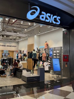 INDORE, INDIA - 12 Ekim 2024 'te Hindistan' ın Madhya Pradesh kentindeki Phoenix Citadel Mall 'daki Asics mağazası.