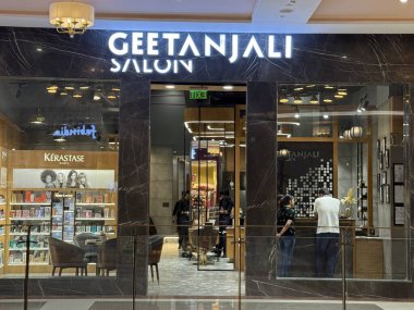 INDORE, INDIA - 12 Ekim 2024 'te Hindistan' ın Madhya Pradesh kentindeki Phoenix Citadel Mall 'daki Geetanjali Salonu.