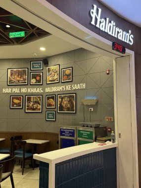 INDORE, INDIA - 12 Ekim 2024 'te Hindistan' daki Madhya Pradesh, Indore 'daki Phoenix Citadel Mall' da Haldiramlar.