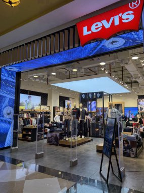 Indore, Madhya Pradesh, Hindistan 'daki Phoenix Citadel Mall' daki Levis mağazası, 12 Ekim 2024 'te görüldüğü gibi..