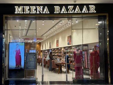 INDORE, INDIA - 12 Ekim 2024 'te Hindistan' ın Madhya Pradesh kentindeki Phoenix Citadel Mall 'daki Meena Çarşısı.