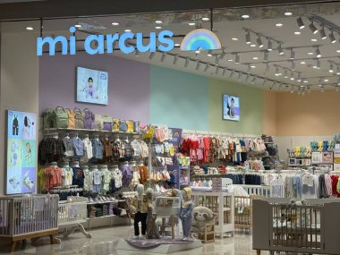 INDORE, INDIA - 12 Ekim 2024 'te Hindistan' ın Madhya Pradesh kentindeki Phoenix Citadel Mall 'daki Mi Arcus mağazası.