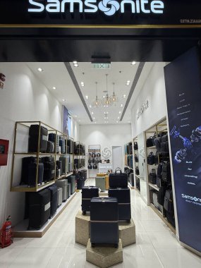 INDORE, INDIA - 12 Ekim 2024 'te Hindistan' ın Madhya Pradesh kentindeki Phoenix Citadel Mall 'da Samsonite mağazası.
