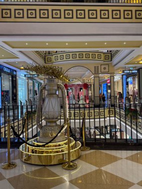 Indore, Madhya Pradesh, Hindistan 'daki Phoenix Citadel AVM' de 12 Ekim 2024 'te görüldüğü üzere heykel.