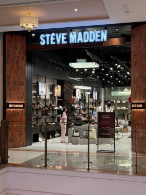 INDORE, INDIA - 12 Ekim 2024 'te Hindistan' ın Madhya Pradesh kentindeki Phoenix Citadel Mall 'daki Starbucks Kafe.