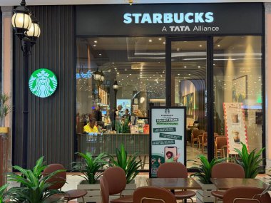 INDORE, INDIA - 12 Ekim 2024 'te Hindistan' ın Madhya Pradesh kentindeki Phoenix Citadel Mall 'daki Starbucks Kafe.