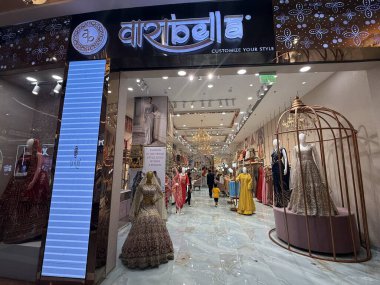 INDORE, INDIA - 12 Ekim 2024 'te Hindistan' ın Madhya Pradesh kentindeki Phoenix Citadel Mall 'daki Varra Bella mağazası.