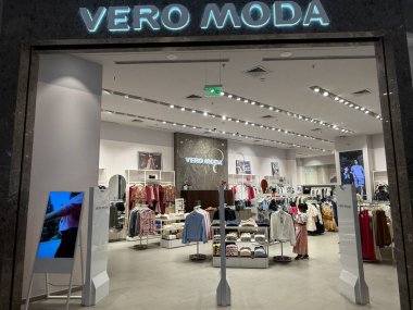 INDORE, INDIA - 12 Ekim 2024 'te Hindistan' ın Madhya Pradesh kentindeki Phoenix Citadel Mall 'daki Vero Moda mağazası.
