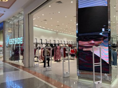 INDORE, INDIA - 12 Ekim 2024 'te Hindistan' da Madhya Pradesh, Indore 'daki Phoenix Citadel Mall' daki batı yakası mağazası.