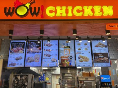 INDORE, INDIA - 12 Ekim 2024 'te Hindistan' ın Madhya Pradesh kentindeki Phoenix Citadel Mall 'da görülen tavuk..