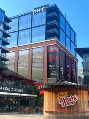 ST LOUIS MO - 9 Temmuz 2023 'te St.Louis, Missouri' deki Ballpark Village.