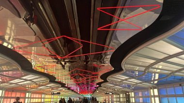 Chicago, Illinois 'deki O' Hare ORD Havaalanı 'nda 10 Temmuz 2023' te görülen neon tünel..