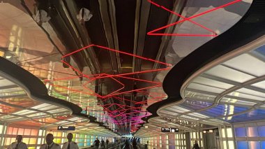 Chicago, Illinois 'deki O' Hare ORD Havaalanı 'nda 10 Temmuz 2023' te görülen neon tünel..