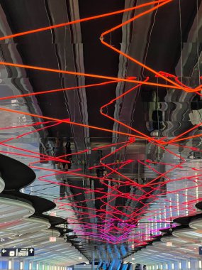 Chicago, Illinois 'deki O' Hare ORD Havaalanı 'nda 10 Temmuz 2023' te görülen neon tünel..
