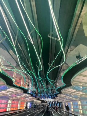 Chicago, Illinois 'deki O' Hare ORD Havaalanı 'nda 10 Temmuz 2023' te görülen neon tünel..