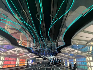 Chicago, Illinois 'deki O' Hare ORD Havaalanı 'nda 10 Temmuz 2023' te görülen neon tünel..