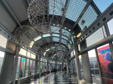 CHICAGO IL - 10 Temmuz 2023 'te Chicago, Illinois' deki OHare ORD Uluslararası Havalimanı 'ndaki Terminal Binası.