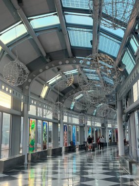CHICAGO IL - 10 Temmuz 2023 'te Chicago, Illinois' deki OHare ORD Uluslararası Havalimanı 'ndaki Terminal Binası.