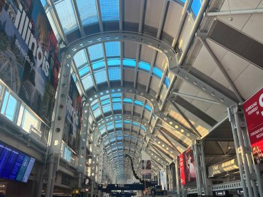 CHICAGO IL - 10 Temmuz 2023 'te Chicago, Illinois' deki OHare ORD Uluslararası Havalimanı 'ndaki Terminal Binası.