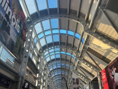 CHICAGO IL - 10 Temmuz 2023 'te Chicago, Illinois' deki OHare ORD Uluslararası Havalimanı 'ndaki Terminal Binası.