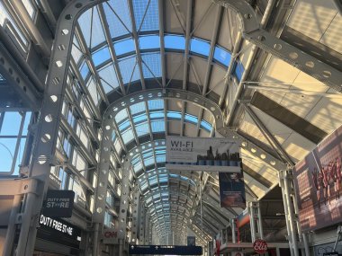 CHICAGO IL - 10 Temmuz 2023 'te Chicago, Illinois' deki OHare ORD Uluslararası Havalimanı 'ndaki Terminal Binası.