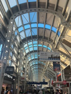 CHICAGO IL - 10 Temmuz 2023 'te Chicago, Illinois' deki OHare ORD Uluslararası Havalimanı 'ndaki Terminal Binası.