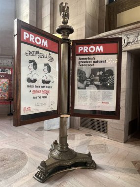 ST LOUIS MO - 9 Temmuz: PROM Dergisi - St Louis, Missouri 'deki St. Louis Merkez Kütüphanesi' ndeki lise sergisine 9 Temmuz 2023 'te gittiniz..