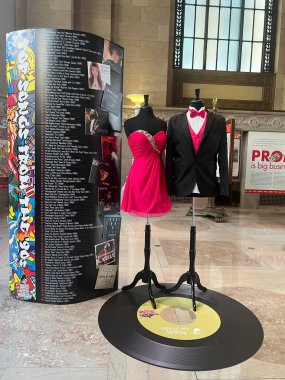 ST LOUIS MO - 9 Temmuz: PROM Dergisi - St Louis, Missouri 'deki St. Louis Merkez Kütüphanesi' ndeki lise sergisine 9 Temmuz 2023 'te gittiniz..