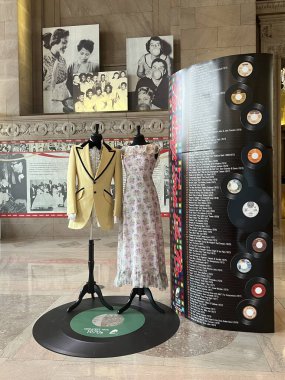 ST LOUIS MO - 9 Temmuz: PROM Dergisi - St Louis, Missouri 'deki St. Louis Merkez Kütüphanesi' ndeki lise sergisine 9 Temmuz 2023 'te gittiniz..