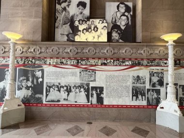 ST LOUIS MO - 9 Temmuz: PROM Dergisi - St Louis, Missouri 'deki St. Louis Merkez Kütüphanesi' ndeki lise sergisine 9 Temmuz 2023 'te gittiniz..