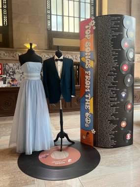 ST LOUIS MO - 9 Temmuz: PROM Dergisi - St Louis, Missouri 'deki St. Louis Merkez Kütüphanesi' ndeki lise sergisine 9 Temmuz 2023 'te gittiniz..