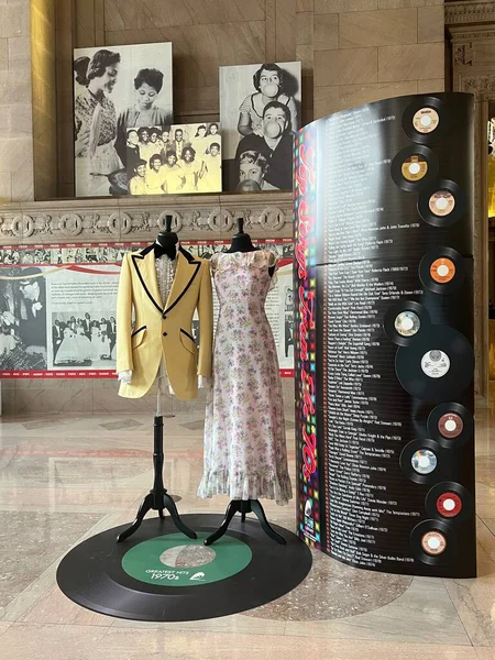 ST LOUIS MO - 9 Temmuz: PROM Dergisi - St Louis, Missouri 'deki St. Louis Merkez Kütüphanesi' ndeki lise sergisine 9 Temmuz 2023 'te gittiniz..