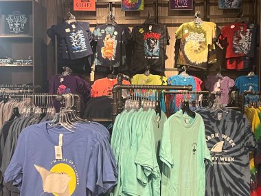 ST LOUIS, MO - 10 Temmuz 2023 'te Missouri Union İstasyonu' ndaki St. Louis Akvaryumu 'ndaki hediyelik eşya dükkanı.