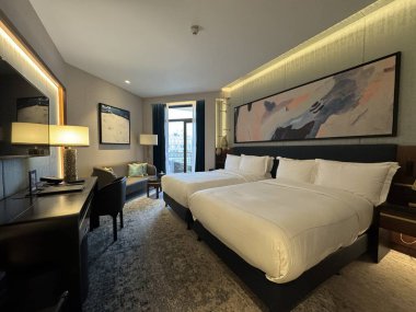 CAIRO, EGYPT - 21 Aralık 2022 'de görüldüğü gibi, Mısır' daki Conrad Kahire otelinde oda.