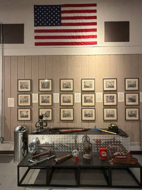 PHOENIX AZ - 25 Kasım 2025 'te Phoenix, Arizona' daki Ateş Savaşları Müzesi 'nde sergi.