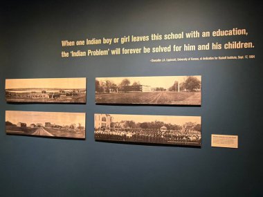 PHOENIX AZ - 25 Kasım 2025 'te Phoenix, Arizona' daki Heard Müzesi 'nde görülen sergi.