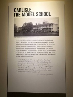 PHOENIX AZ - 25 Kasım 2025 'te Phoenix, Arizona' daki Heard Müzesi 'nde görülen sergi.