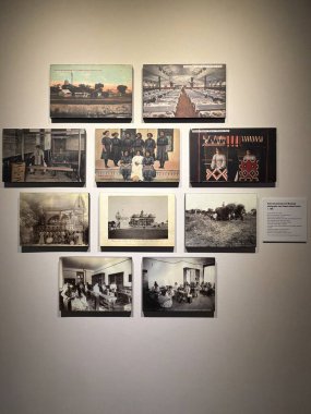 PHOENIX AZ - 25 Kasım 2025 'te Phoenix, Arizona' daki Heard Müzesi 'nde görülen sergi.