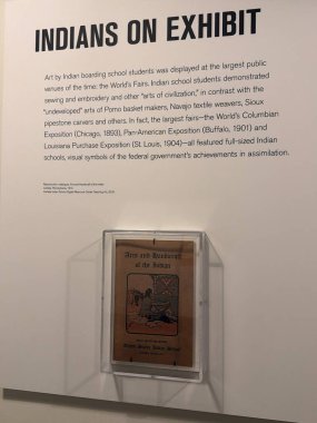 PHOENIX AZ - 25 Kasım 2025 'te Phoenix, Arizona' daki Heard Müzesi 'nde görülen sergi.