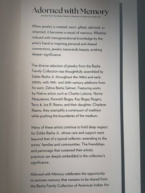 PHOENIX AZ - 25 Kasım 2025 'te Phoenix, Arizona' daki Heard Müzesi 'nde görülen sergi.