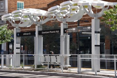 PHOENIX AZ - 25 Kasım 2025 'te Phoenix, Arizona' daki Valley Metro Hafif Tren İstasyonu 'nda görüldü..