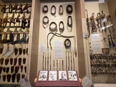 SCOTTSDALE AZ - 25 Kasım 2025 'te Scottsdale, Arizona' daki Scottsdales Müzesi 'nde Batı Ruhu' nda sergi.