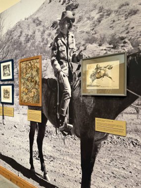 SCOTTSDALE AZ - 25 Kasım 2025 'te Scottsdale, Arizona' daki Scottsdales Müzesi 'nde Batı Ruhu' nda sergi.