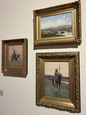 SCOTTSDALE AZ - 25 Kasım 2025 'te Scottsdale, Arizona' daki Scottsdales Müzesi 'nde Batı Ruhu' nda sergi.