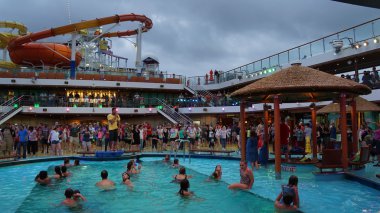 Havuz Carnival Breeze üzerinde