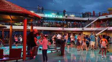 Havuz Carnival Breeze üzerinde