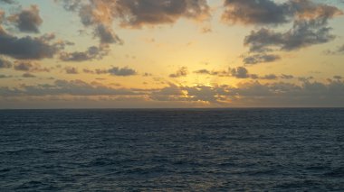 Okyanusun üzerinde gün batımı