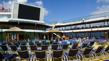 Havuz Carnival Breeze üzerinde